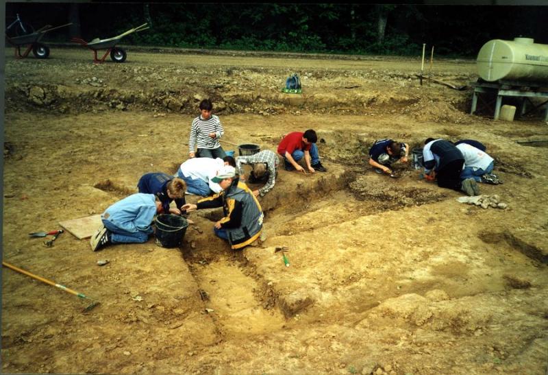 Kinder bei den Ausgrabungen